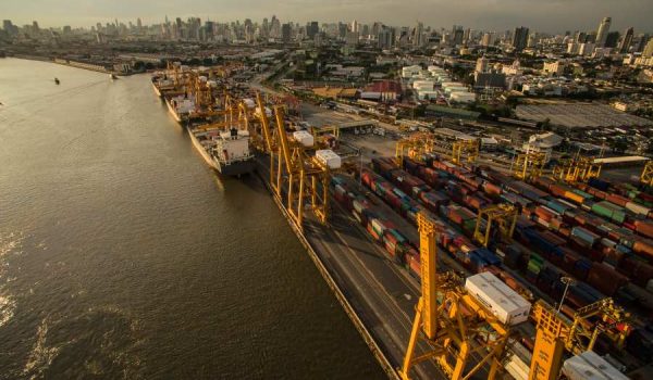 ships-waiting-be-upload-offload-containers.jpg